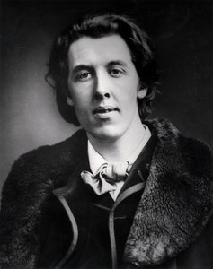 Portræt af Oscar Wilde (1854-1900) iført en overfrakke med en pelskrave købt til hans rejse til Amerika, 1881